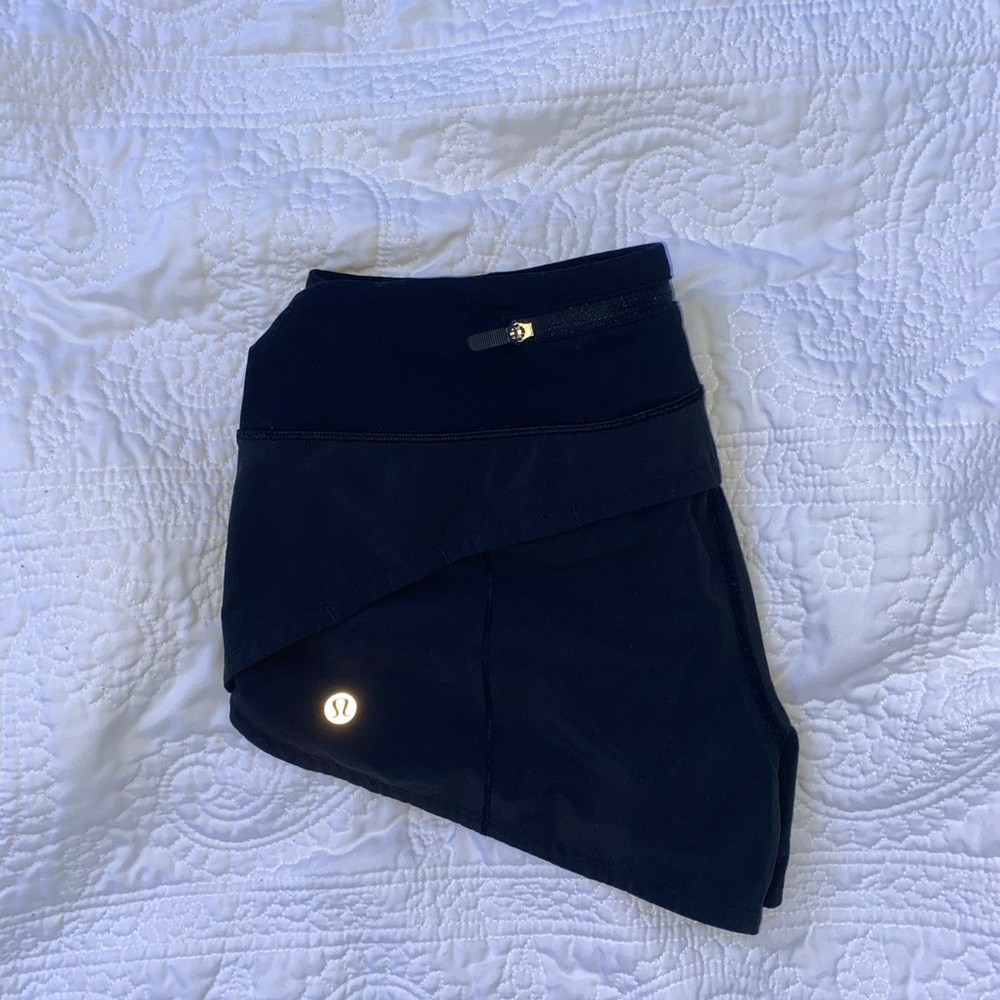Lululemon Speed Up! size:4 Inseam: 2.5 inch (barely worn)